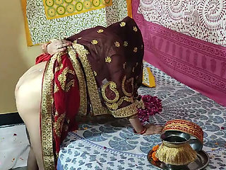 Karvachauth par utha uthake chudayi kari, upwas lund ke pani se khola, Puri raat jamkar pela chut ke pani se bedsheet bhig gaya