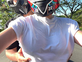 picking up my favorite DIDI client without a bra, I convince him to fuck!